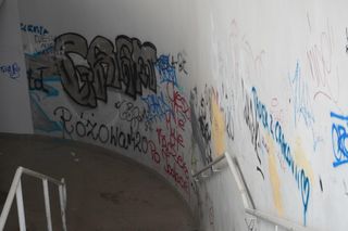 Ledwo został wyremontowany, a już zniszczony. Przejście podziemne na Zatorze celem wandali