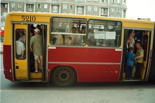 Kultowe Ikarusy na ulicach Warszawy. Tak kiedyś wyglądała komunikacja