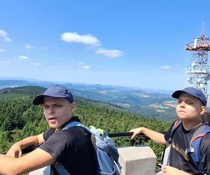 Tata wędróje z synami po górach