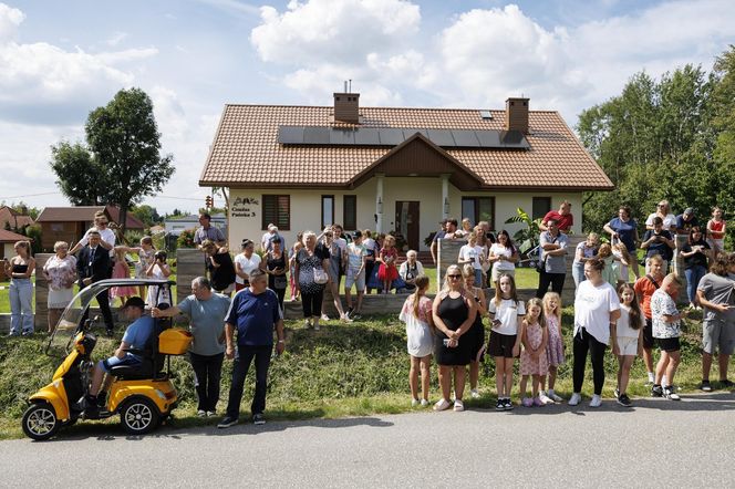 Karol i Marta Nawroccy na obiedzie u rodziny spod Kolbuszowej, na stole same smakołyki