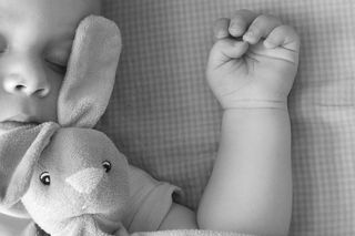 Lekarka odesłała do domu 2-latkę z bólem brzucha. Następnego dnia dziecko zmarło