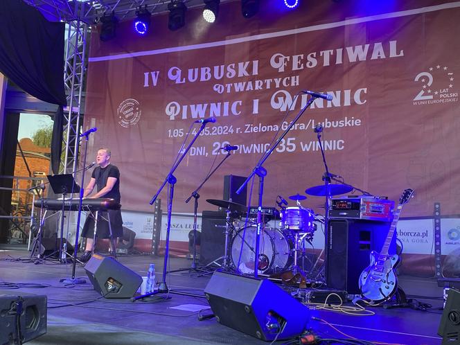  IV Lubuski Festiwal Piwnic i Winnic w Zielonej Górze. Koncert zagrał Czesław Śpiewa