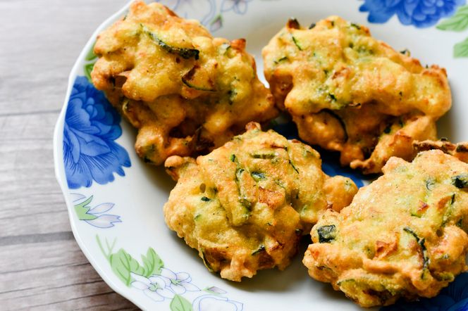 Siekane kotlety z piersi kurczaka i cukinii - przepis na tanie i soczyste danie