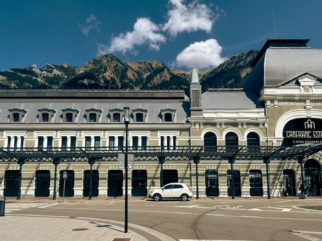 Canfranc Estación, Hiszpania. Dawny dworzec kolejowy zamienił się w luksusowy hotel