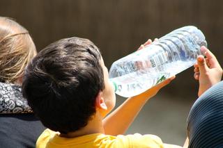 Pijesz wodę prosto z butelki? Wielu z nas popełnia ten błąd!