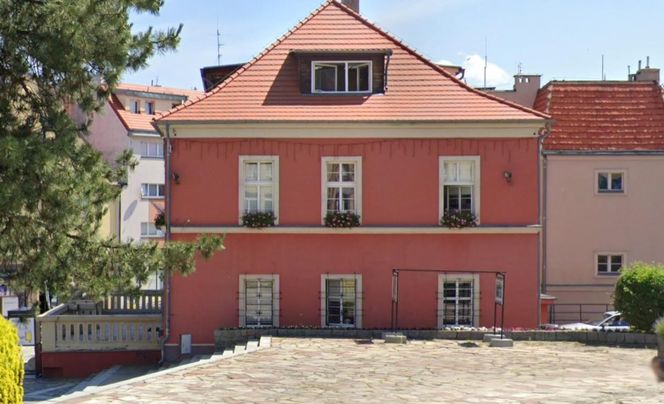 Burmistrz Sobótki chce sprzedać zabytkowy ratusz. Urząd przeniosą do hotelu pracowniczego?