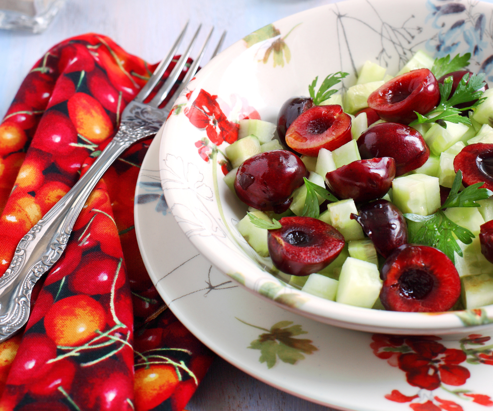 Sałatka z czereśni i ogórka