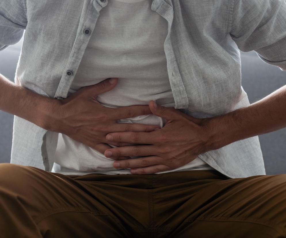 Cierpiał na silne bóle brzucha i wzdęcia. Okazało się, że miał w jelicie… 350 tabletek 