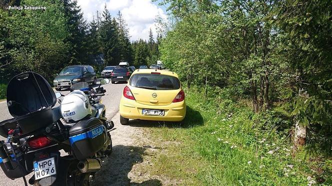 Tłumy na parkingach pod Morskim Okiem