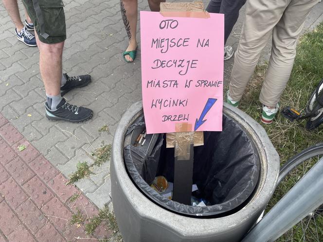 Protest mieszkańców przeciwko wycince drzew pod budowę linii tramwajowej do Mistrzejowic.