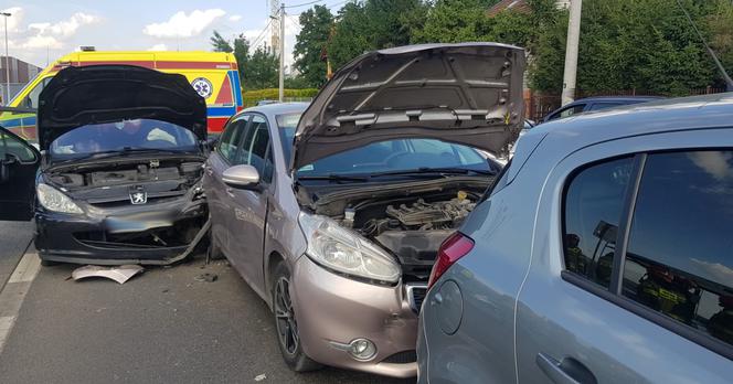 Potężna kraksa w Nowym Sączu. Zderzyły się cztery samochody i rower