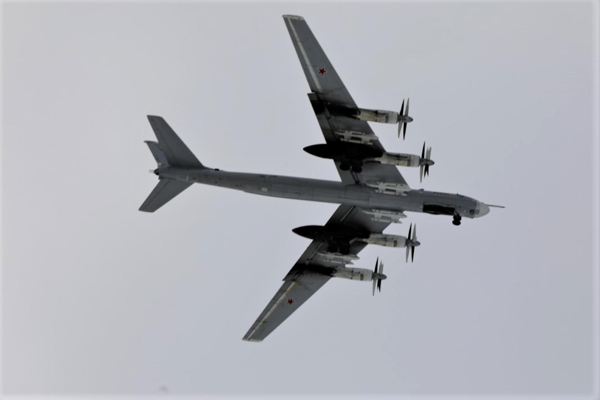 Bombowiec strategiczny Tu-95MS. Dobrze widoczne pylony dla pocisków Ch-101