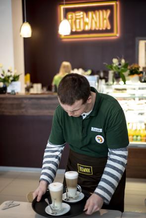 Niepełnosprawni kelnerzy z Cafe Równik zrobią ci dobrą kawusię! 