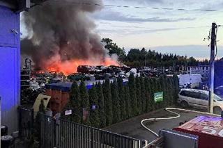 Pożar składowiska wraków samochodów w Maliniu koło Mielca