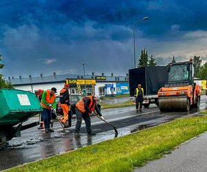 Robotnicy pracują w ulewę