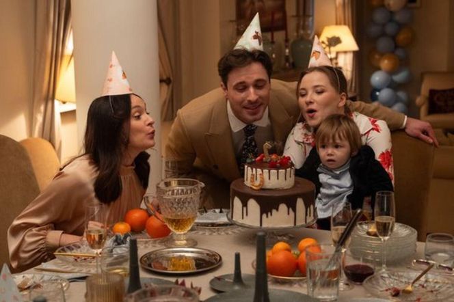 	Barwy szczęścia odc. 3177. Cezary Rawicz (Marcel Opaliński), Natalia (Maria Dejmek), Sofia (Valeria Gouliaeva), Czarek (Tadeusz Łaczkowski)