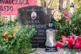 Transparent nad grobem Anny Walentynowicz. Kto go tam powiesił?