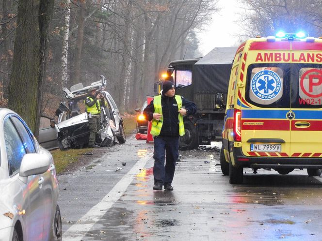 Masowy wypadek pod Warszawą! Zderzenie trzech aut z wojskową ciężarówką. Jedna osoba nie żyje