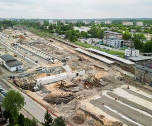 W Katowicach trwa największa inwestycja kolejowa w historii. Powstają nowe wiadukty, tory, perony