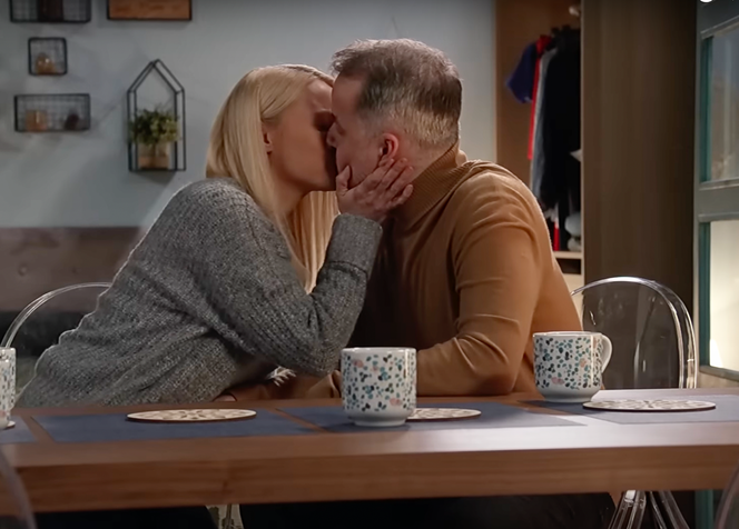 Pierwsza miłość, odcinek 3592: Namiętny pocałunek Emilki i Bartka to zwiastun nowego początku? - ZDJĘCIA