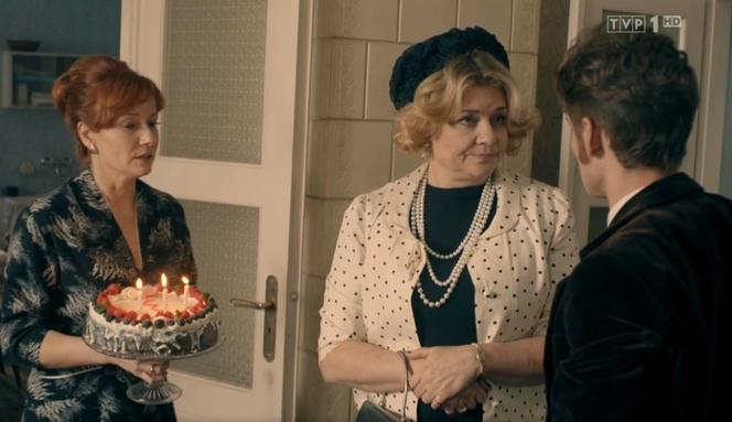 Stulecie Winnych 3 odc. 38. Mania (Magdalena Walach), Klimkiewiczowa (Małgorzata Ostrowska-Królikowska), Tomek (Filip Gurłacz)