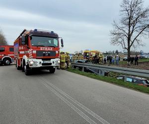 Totalna demolka pod Siedlcami. Osobówki staranowały bariery. Cztery osoby w szpitalu