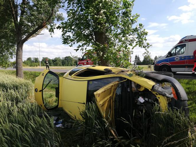 Samochód dachował, auto zatrzymało się na polu. Kobieta wyszła z tego cało