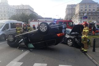 Dramatyczny wypadek na Andersa. Auto dachowało, dwie osoby trafiły do szpitala
