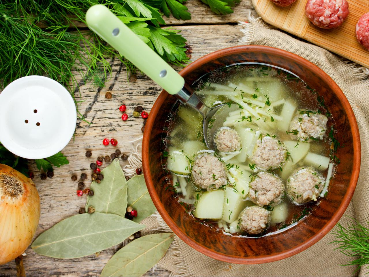 Jaka zupa na obiad? Koperkowa z białą kiełbasą na szybko