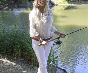 Jacek Rozenek z żoną i trzema bestiami, syn Łącz bez koszulki, a Jarosińska - nieprzyzwoicie... skromna. Aktorzy łowią!