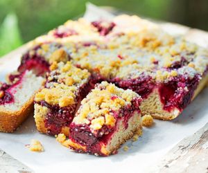 Błyskawiczny placek drożdżowy z wiśniami i kruszonką – puszyste ciasto pełne smaku lata