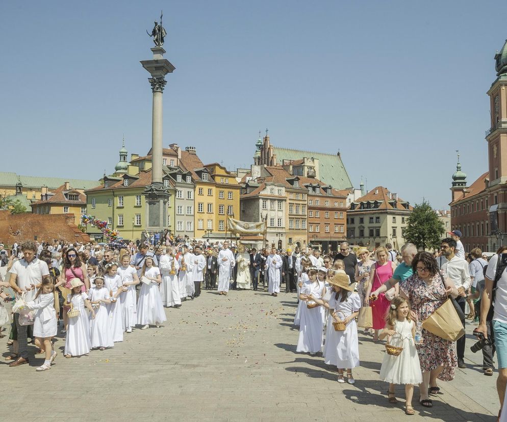 Boże Ciało w Warszawie: Utrudnienia w ruchu! Sprawdź, gdzie nie pojedziesz! 