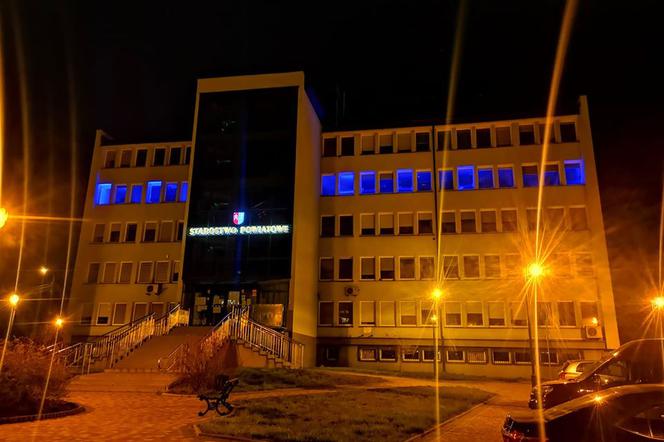  Budynek skarżyskiego starostwa oświetlony na niebiesko. Dziś Światowy Dzień Świadomości Autyzmu (WIDEO)