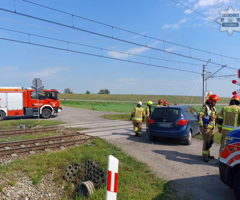 O krok od tragedii na przejeździe kolejowym w Raciborzu. Samochód zderzył się z pociągiem 