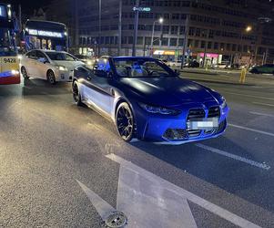 Warszawa. Kierowca BMW potrącił policjanta. Funkcjonariusz wpadł na maskę auta i huknął na asfalt