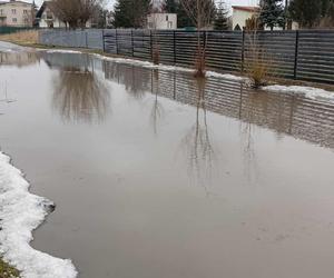 Mieszkańcy zalewanych ulic z Malczewa na sesji domagają się konkretnych działań. Rozwiązanie problemu ma nastąpić jeszcze w tym roku