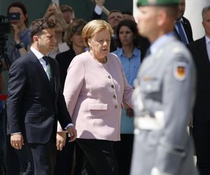 Tak Zełenski prezentuje się na salonach. Wszystkie stroje prezydenta Ukrainy