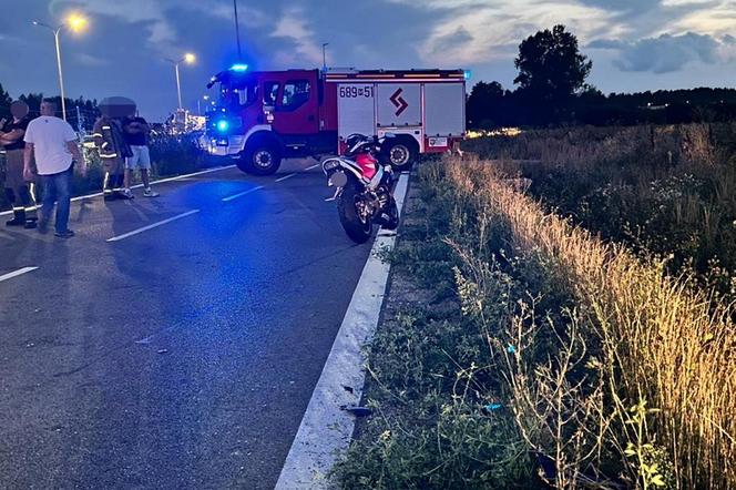 Wypadek przy S8 pod Wołominem. Motocyklista wjechał w grupę osób! W akcji śmigłowiec LPR