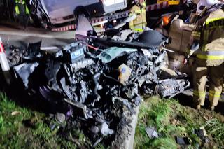 Czołowe zderzenie osobówki z busem w Strzelcach! Zginęła jedna osoba [ZDJĘCIA]