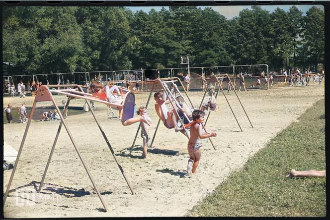 Basen odkryty w Tychach. Archiwalne zdjęcia w kolorze