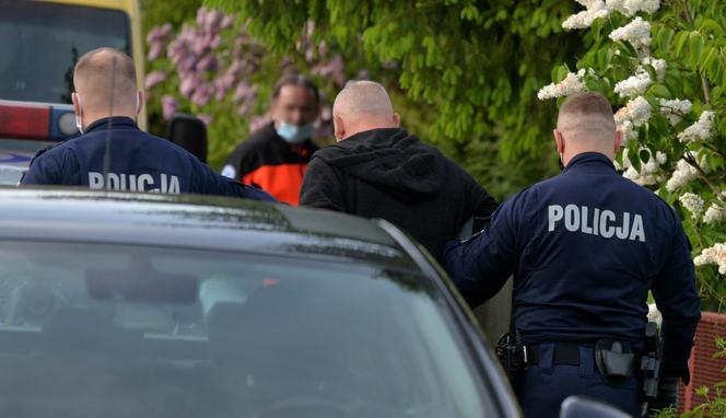 Pijany wjechał autem i zdewastował działkę sąsiada. Uciekł i poszedł pić wódkę...na swoją działkę
