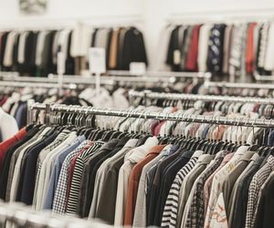 Coraz więcej Polaków kupuje w lumpeksach. Co tak naprawdę za tym stoi?