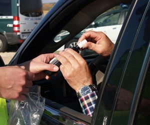 Stał na czerwonym świetle i popijał piwo. Robił to na oczach policji