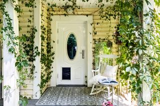 Zatopiony w zieleni dom pod Warszawą