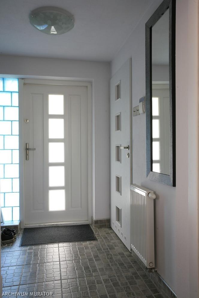 Drzwi zewnetrzne w kolorze białym ze świetlikami