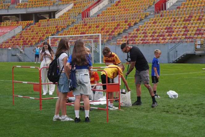 Pożegnianie Murawy na Chorten Arenie. Jagiellonia Białystok rozdaje boisko swoim kibicom