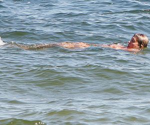 Ewa Kasprzyk ujędrnia biust w Bałtyku