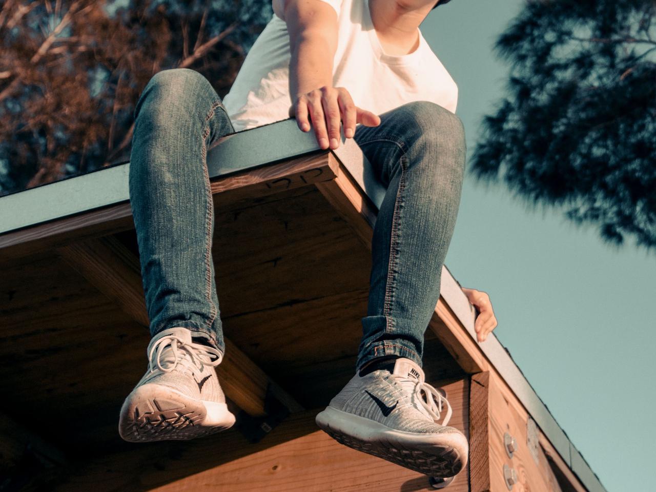 Zjechał z dachu wprost w ręce policjantów. Był poszukiwany listem gończym