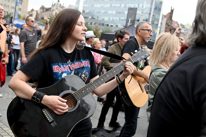 Gitarowe granie z zespołem Dżem na Rynku w Katowicach
