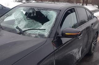 Kierowca auta został raniony bryłą lodu, która spadła z naczepy innego pojazdu